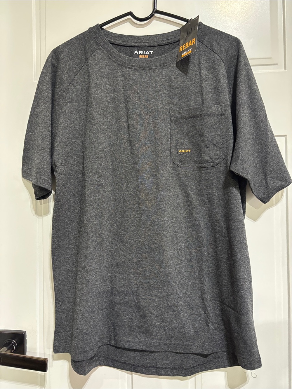 Ariat Cotton Strong,pre-shrunk,hidden pen pocket,extended hemline,crew,side seam